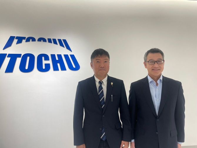 伊藤忠タイランドの田中光昭社長(左)と食料部部長の河野剛氏