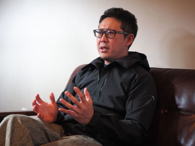 幼少期を振り返る青木さん。