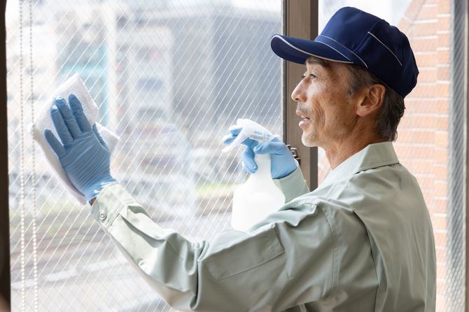 シニア男性清掃員