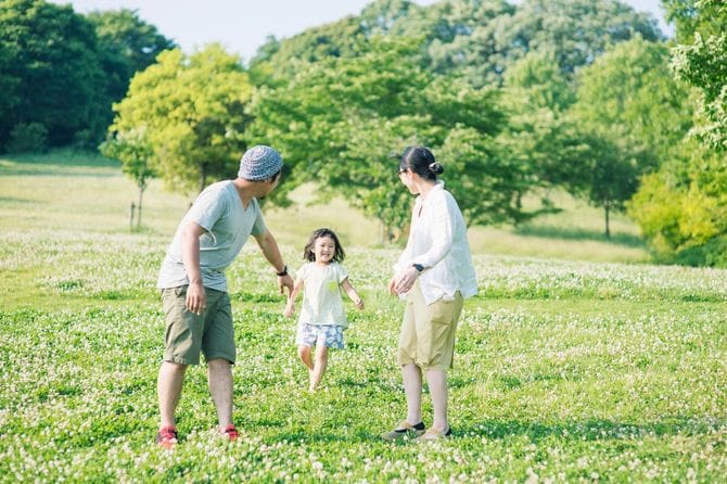屋外で楽しい時間を過ごしている家族