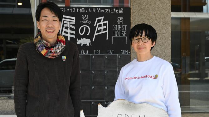 民間の駆け込み場「やどかりハウス」を中心的に運営する元島さん(左)と秋山さん(右)