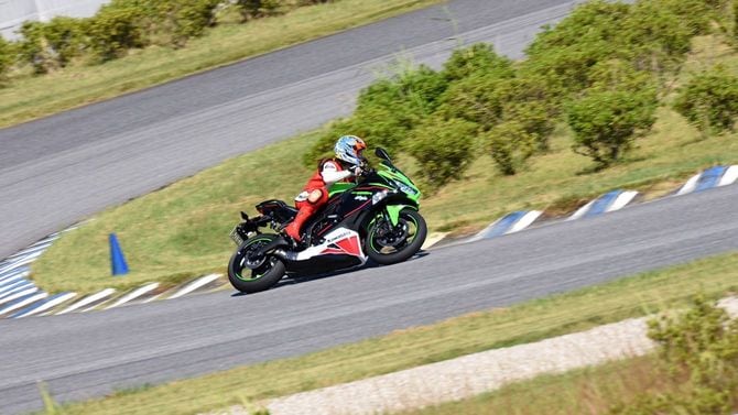 パーツメーカー主催のライディングレッスン会に参加し、現在大ヒット中のNinja-ZX-25Rでコーナーを攻める桐野氏。プライベートでの愛車はフランス駐在時代のブランクを経て、帰国してからNinja250、Ninja650と乗り継いでいる-(1)