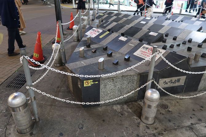 【画像4】まわりがチェーンで囲まれた渋谷の「ウェーヴの広場」