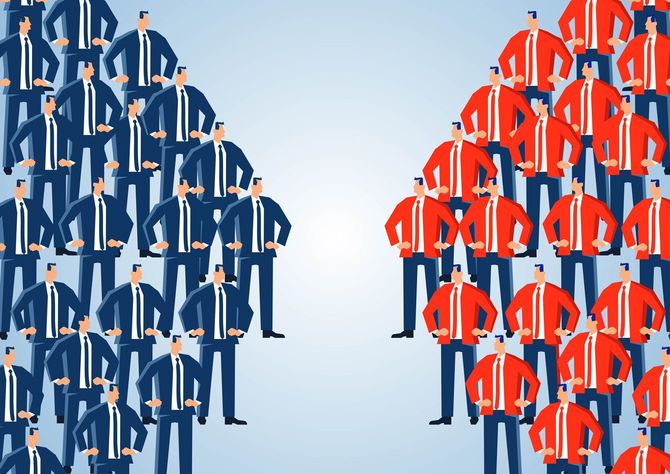 それぞれ別の色の服を着て、対立するグループ