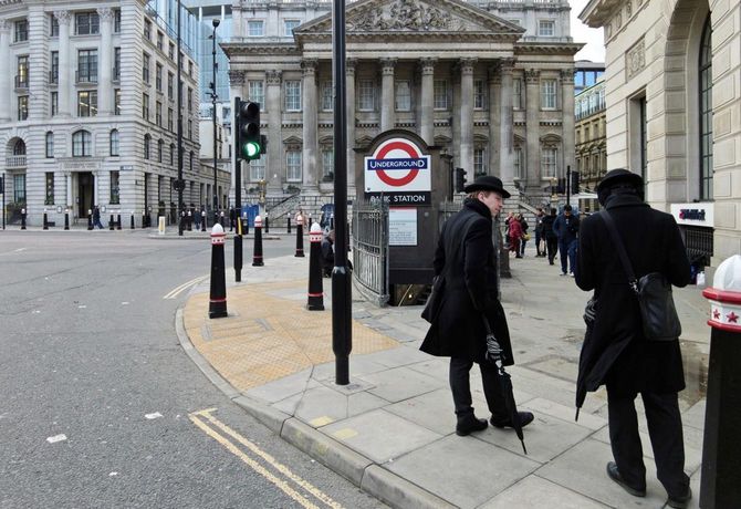 地下鉄・バンク駅