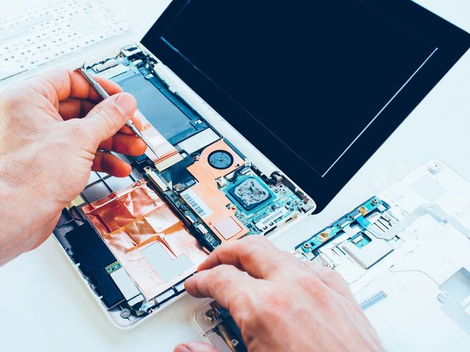 ノートパソコンを修理する手元
