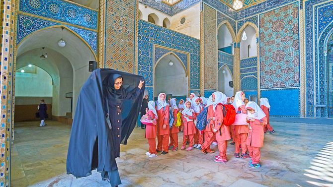 金曜日のモスクに子供のグループ