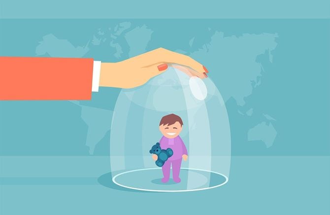 子供をガラスのドームの中に入れる過保護な母親