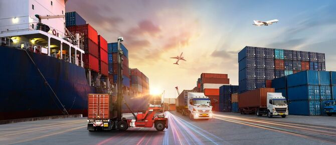 産業用コンテナ貨物船、フォークリフトハンドリングコンテナボックス積載用輸入輸出・輸送産業コンセプト