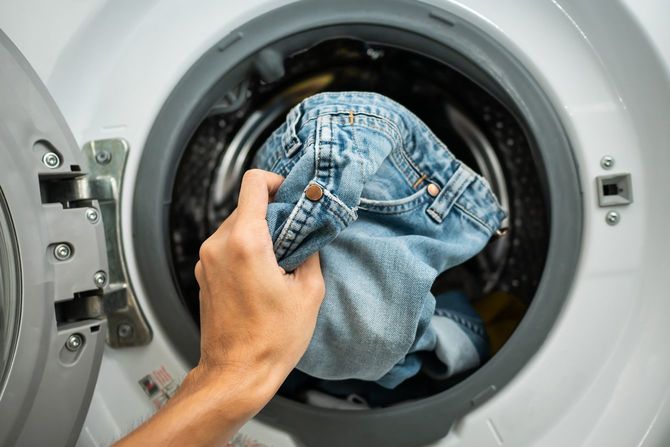 ジーンズを洗濯機に入れる