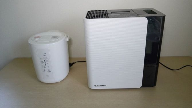 象印のスチーム式加湿器「EE-RU35」(左)とダイニチの温風気化式加湿器「HD-LX1025」