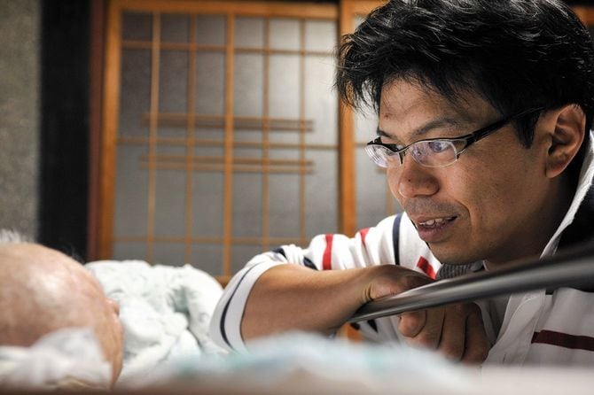 訪問診療をする花戸貴司医師