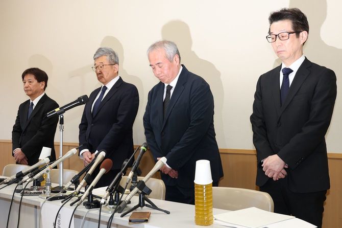 沖縄県名護市の辺野古沖で船2隻が転覆し研修旅行中の生徒らが死亡した事故で、記者会見に臨む同志社国際高の西田喜久夫校長（右から2人目）ら＝2026年3月17日、京都府京田辺市