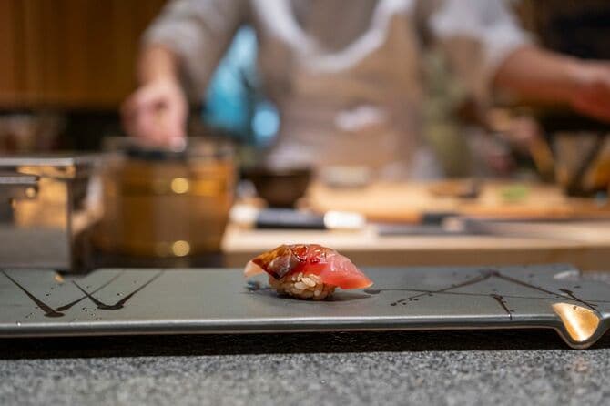 お皿の上に乗ったひとつの寿司