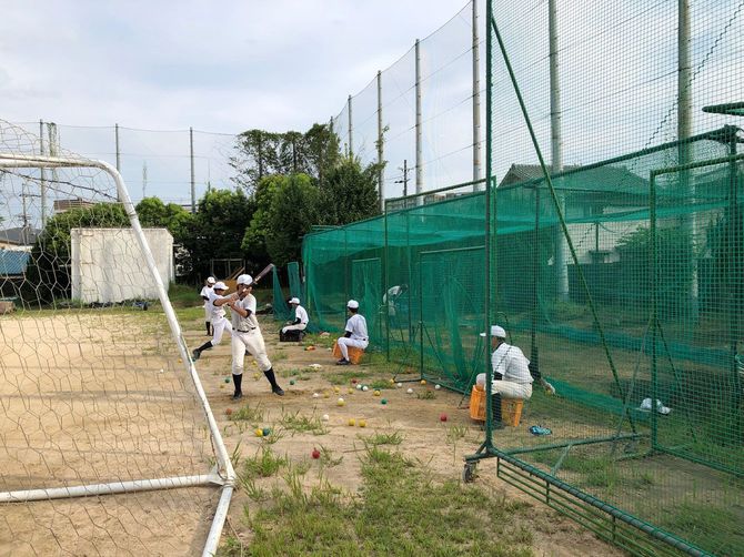 打撃練習する部員たち