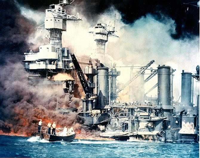 (資料写真)1941年12月7日(日本時間12月8日)、ハワイ真珠湾軍港で日本海軍航空部隊の奇襲攻撃を浴びて炎上する米太平洋艦隊の戦艦群