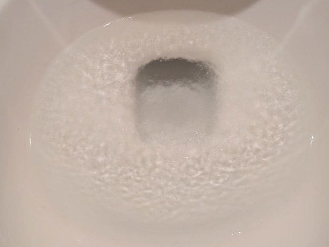 プレケアミスト作動時。便器内へミストが噴霧され、水面がさざ波のように揺れる