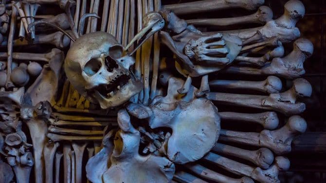 納骨堂で撮影した写真、チェコ共和国、クトナ・ホラ。疫病で亡くなった人たちの遺骨