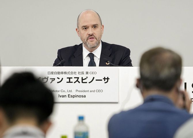 記者会見する日産自動車のイヴァン・エスピノーサ社長=2025年7月30日、横浜市