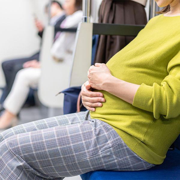 妊婦の目の前の空席を横から奪う 小児科医が気づいた 日本の子育てが息苦しい5つの原因 臨月間近の通勤電車で体験したこと President Online プレジデントオンライン