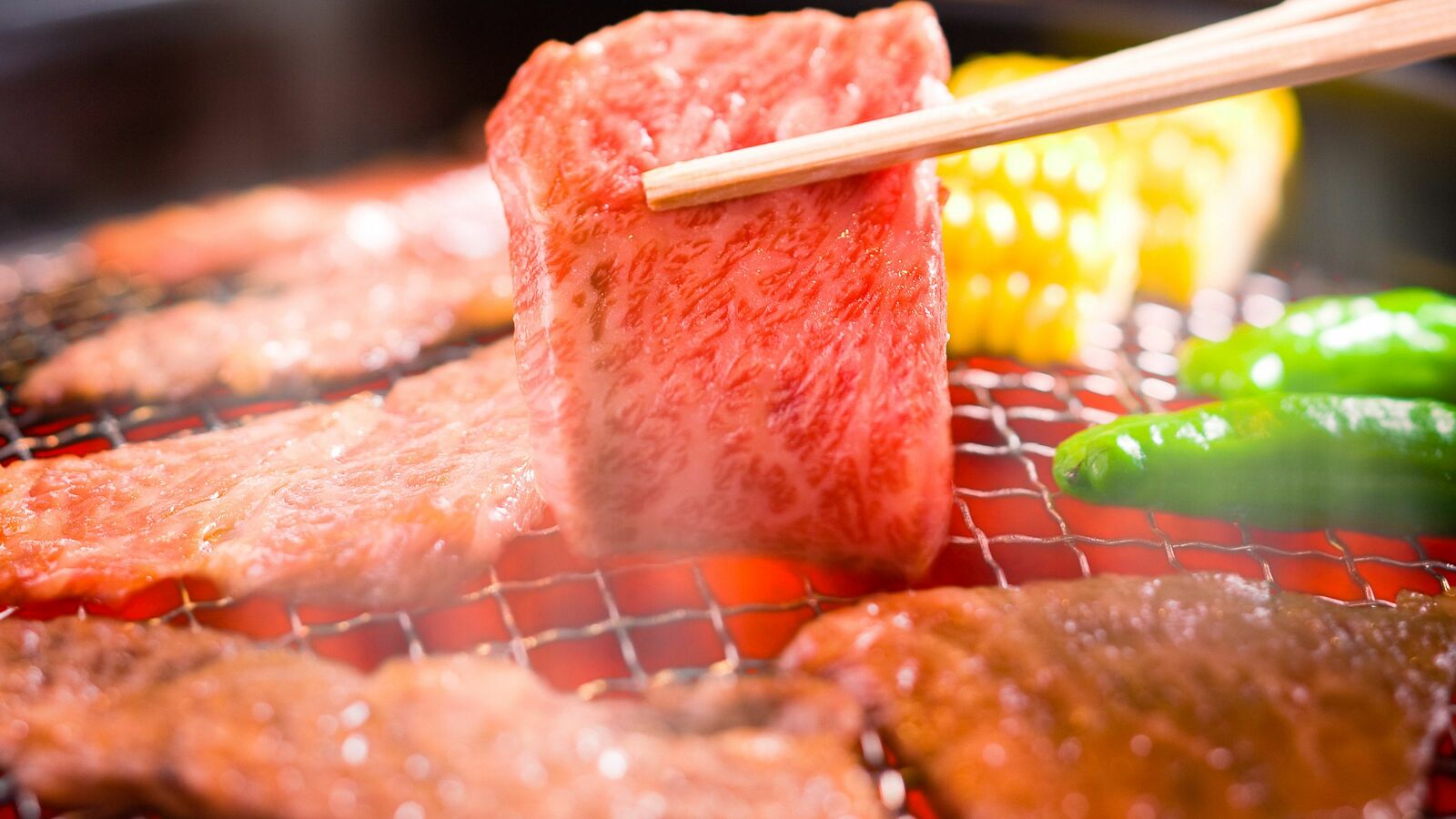 焼肉は夜食べてはいけない…食べる量は減らさず時間帯を整えるだけで約10日で2kg減る人が増えている 夕食が遅くなってしまう人は夕方にちょい食べ