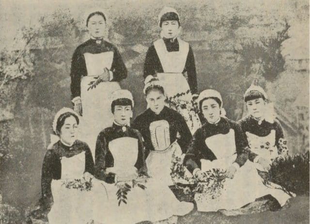 前列右より二人目が大関和。1888年10月26日の卒業記念の撮影と推定