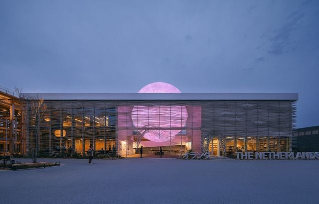 「コモングラウンド（共に分かち合い、新しい価値を生み出すこと）」というテーマを掲げる大阪・関西万博のオランダパビリオン。建物の中心にある球体は、持続的に利用可能なクリーンエネルギーと日の出を表現している。