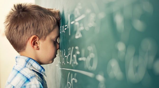 計算式に圧倒される算数教室の少年。