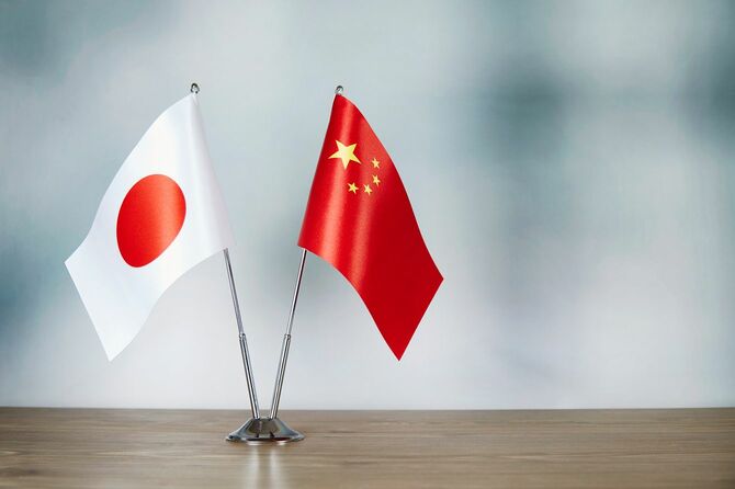 テーブルの上に立っている中国と日本の旗