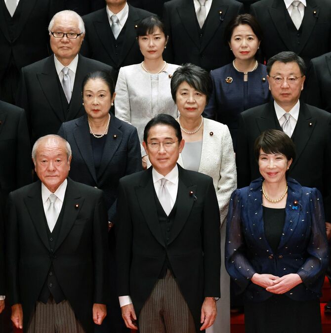 初閣議を終え、記念撮影する岸田文雄首相（前列中央）と閣僚ら＝2023年9月13日、首相官邸