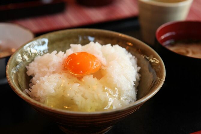 熊野さんが経営する「たまご専門店熊福」で一番人気の卵かけご飯
