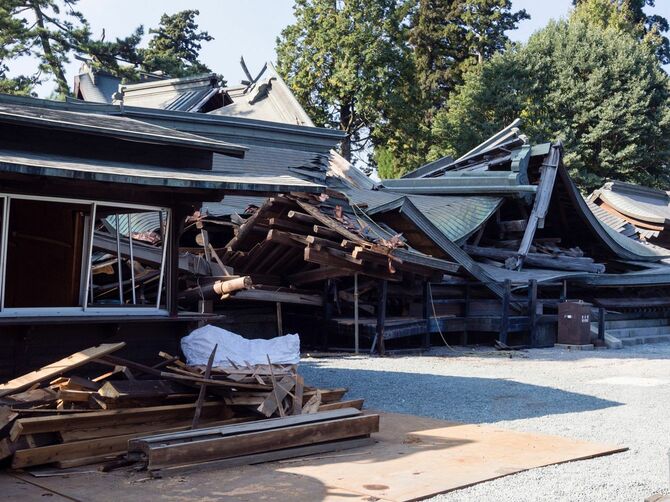 2016年の熊本地震で甚大な被害を受けた阿蘇神社で建物が倒壊
