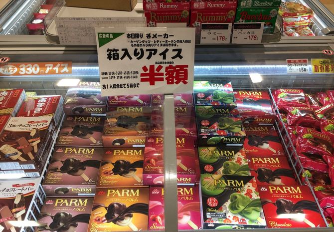 アイス購入額で日本一になることが多い石川県金沢市は、マルチパックのアイスが半額になることも多いという＝2019年11月