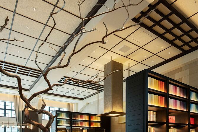 レストランは図書室をイメージ。上段に草木染のブックカバーが並ぶ