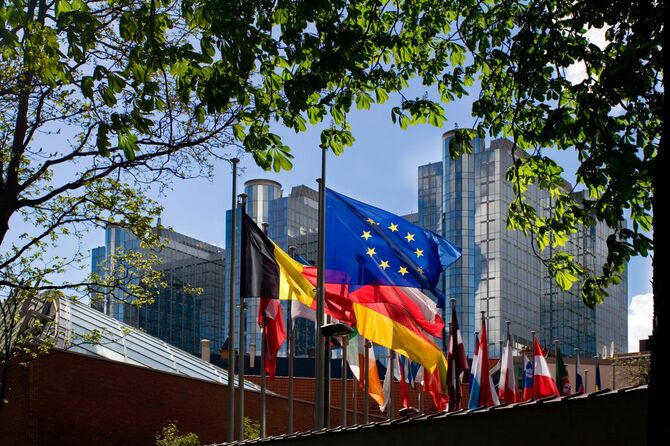 ベルギー・ブリュッセルのEU本部ビルの前ではためく各国の旗