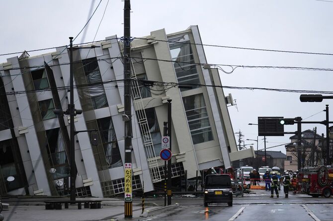 石川県輪島市で発生した地震により倒壊した建物で行方不明者を捜索するレスキュー隊員（2024年1月3日撮影）。石川県によると、1月1日に発生したマグニチュード7（USGSはマグニチュード7.5と発表）の地震により、少なくとも62人が死亡した。