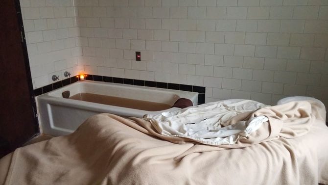 入浴剤の入ったバスと人が抜け出したベッド