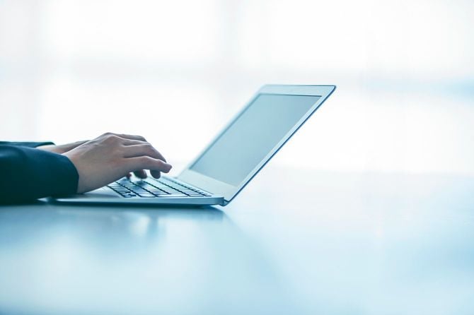 パソコンで作業する人の手元