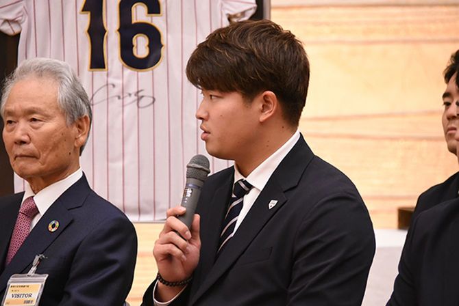 令和5年3月23日、総理大臣官邸で2023 WORLD BASEBALL CLASSIC日本代表として岸田総理を表敬訪問する村上宗隆