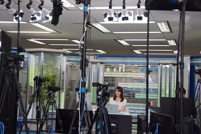 オフィス内にはスタジオもあり、YouTubeなどで全国の天気情報を発信している