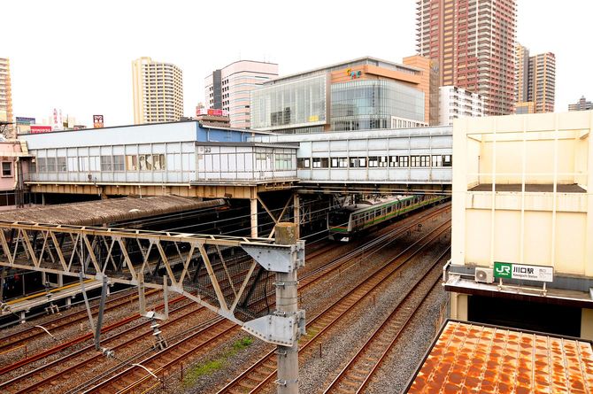 川口駅を通過する上野東京ラインの電車