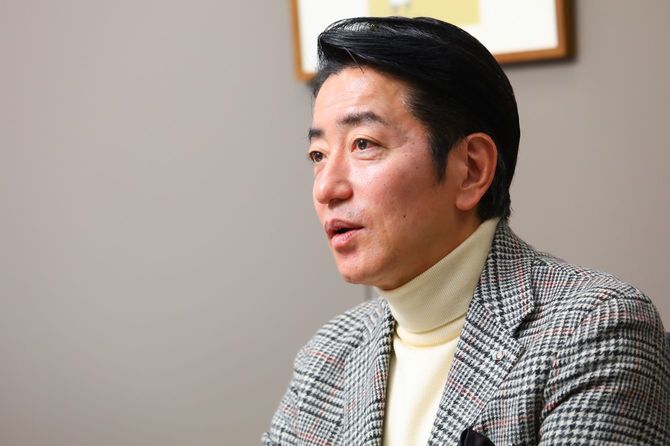 インタビューに応じる友成社長