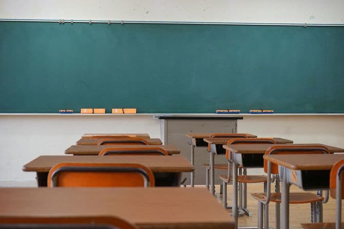 きれいになっている黒板がある教室