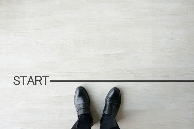 スタート地点に立つ男性の足元