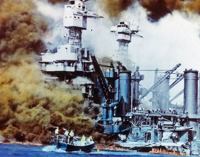 1941年12月7日真珠湾攻撃／日本機の攻撃を受ける戦艦「ウェストバージニア」（左）と「テネシー」。