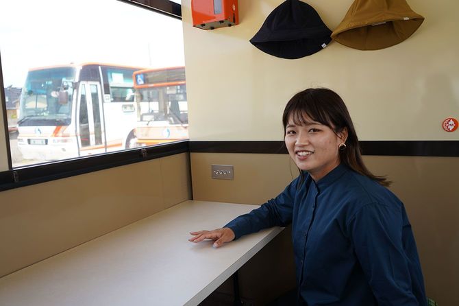 取材に応じる松原さん。いまは出向起業した会社「リバース」の代表。