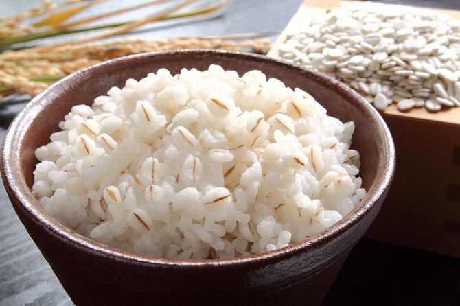 Boiled barley rice and pressed barley
