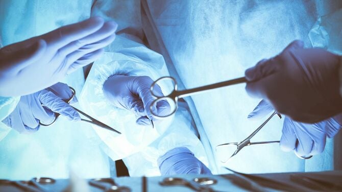 手術用ハサミを持つ手