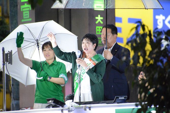 街頭演説する小池百合子氏（2024年6月30日、JR蒲田駅前）