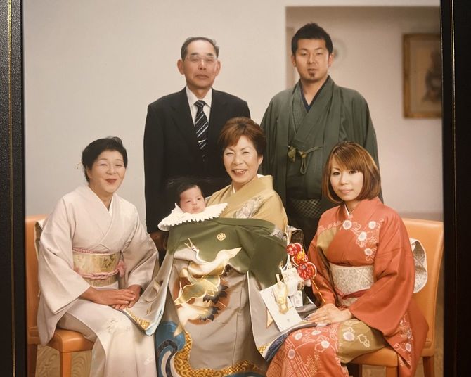 後列左が忠司さん、前列右端が奈緒美さん